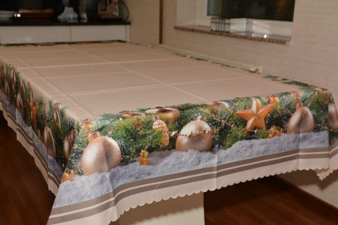Stolnjak Novogodisnji 150x220cm Ukrasi bez