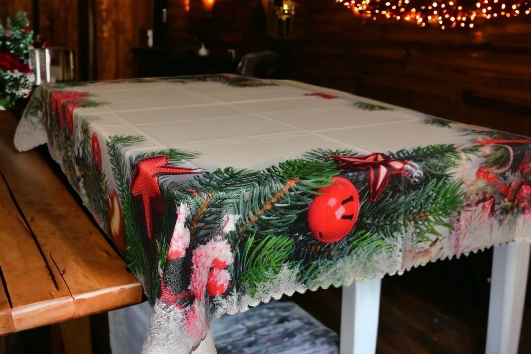 Stolnjak Novogodisnji 150x220cm Crveni ukras